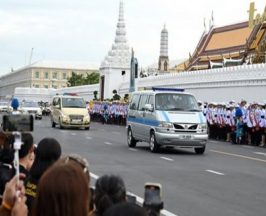 พสกนิกรเฝ้าส่งเสด็จ ขบวนอัญเชิญพระบรมศพสมเด็จพระพันปีหลวง